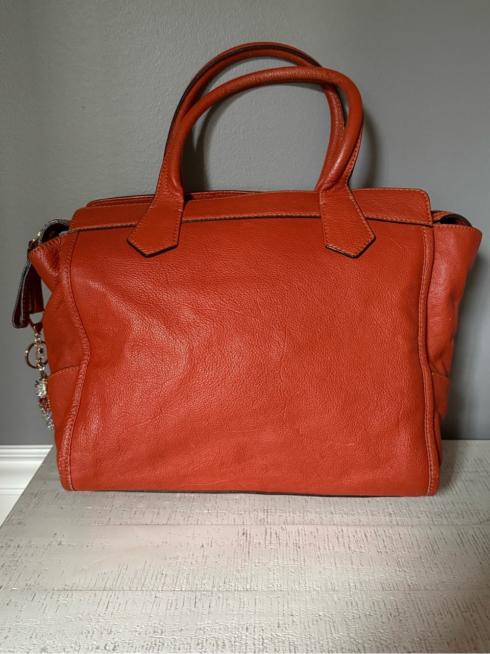👜 MCM Cognac Pebbled Leather Satchel – Classic Luxury - Picture 3 of 7